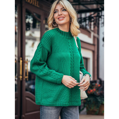 Жіночий светр зеленого кольору зі спущеним плечем
