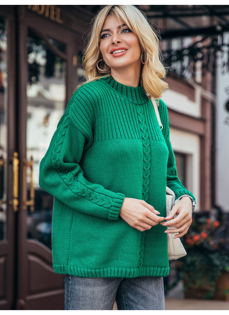 Жіночий светр зеленого кольору зі спущеним плечем